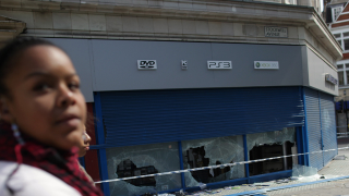 Illustration for article titled Scenes from a Riot: Electronics Stores Sacked by British Looters